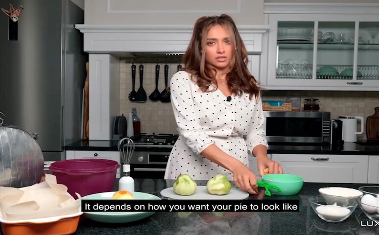 Face-swapping Ileana Di Cruz prepares food for the party 16:56 preview